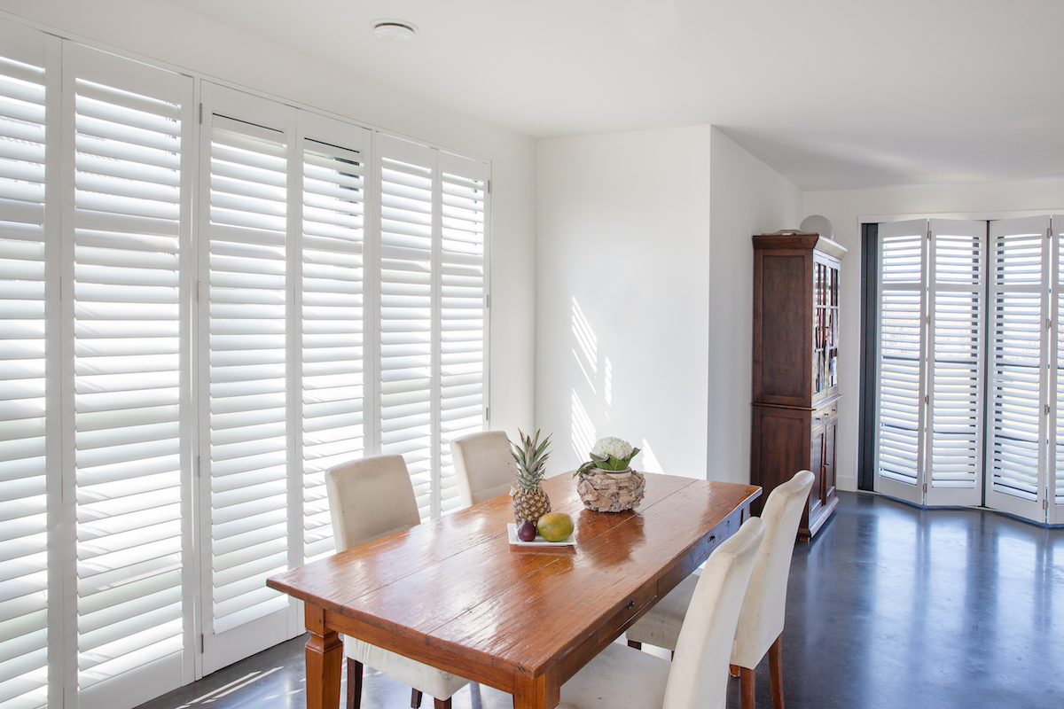 Wehlton Shutters zijn houten binnenluiken met verstelbare louvers. De louvers zijn verkrijgbaar in 4 breedten en zijn met een bedieningslat verstelbaar naar boven én naar beneden, Kiest u voor het clearview systeem, dan zit het bedieningsmechanisme weggewerkt aan de achterzijde. De bediening doet u dan aan de louvers zelf.